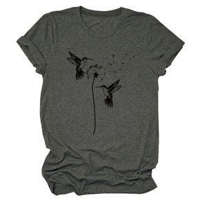 Detail von Kolibri- und Löwenzahn-Grafik auf dunkelgrauem T-Shirt aus Baumwolle