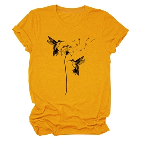 Detail von Löwenzahn- und Vögel-Grafikdruck auf ingwergelbem Baumwoll-Kurzarm-T-Shirt