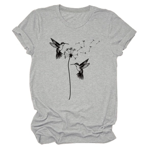Detailansicht des Pusteblumen- und Kolibri-Drucks auf diesem grauen Rundhals-T-Shirt
