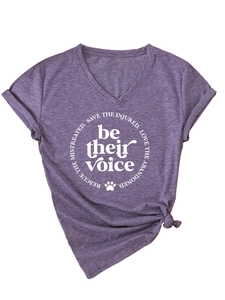 Detalle de camiseta lila jaspeada con cuello en V y eslogan 'Be Their Voice' para animales