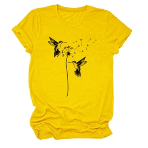 Detail eines gelben Rundhals-T-Shirts mit schwarzem Kolibri- und Pusteblumen-Druck