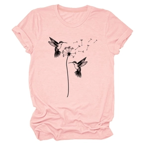 Detail eines rosa Baumwoll-T-Shirts mit künstlerischem Kolibri- und Löwenzahndruck