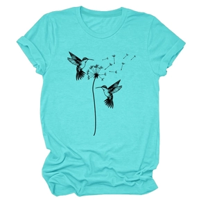 Detail der Stofftextur des hellblauen T-Shirts mit Kolibri- und Pusteblumen-Illustration