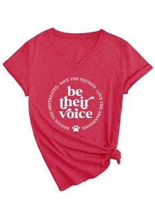 Detalle de camiseta roja jaspeada con cuello en V, estampado 'be their voice' y nudo lateral