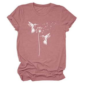 Detail von weißem Kolibri- und Pusteblumendruck auf staubrosa Baumwollmischung-T-Shirt