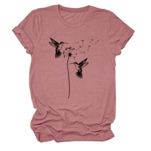 Detail von Löwenzahn- und Vogelprint auf rosa Rundhals-Kurzarm-T-Shirt aus Baumwolle