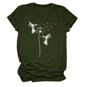 Detail eines dunkelgrünen T-Shirts mit weißem Kolibri- und Pusteblumen-Print