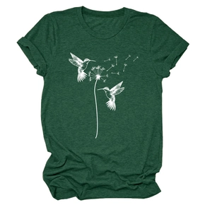 Detail eines dunkelgrünen T-Shirts mit weißem Kolibri-Löwenzahn-Print und Rollärmeln