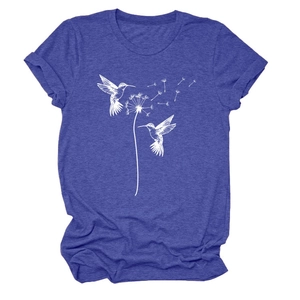 Detailansicht des Löwenzahn- und Vogel-Prints auf dem blauen T-Shirt mit Rundhalsausschnitt