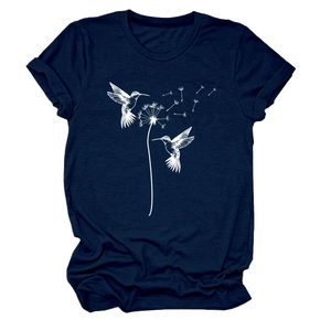 Detailansicht des dunkelblauen Baumwoll-T-Shirts mit Kolibri- und Löwenzahn-Print
