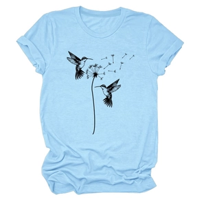 Detail eines hellblauen Baumwoll-T-Shirts mit künstlerischem Kolibri- und Löwenzahn-Druck