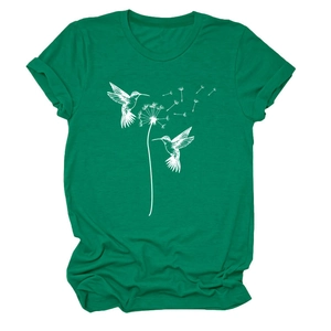 Detailansicht von Kolibri- und Löwenzahndruck auf dunkelgrünem Baumwoll-T-Shirt mit Rundhals