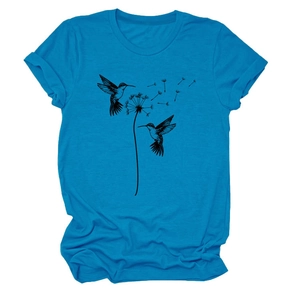 Detail eines blaugrünen T-Shirts mit Rundhalsausschnitt und Kolibri-Löwenzahn-Grafikdruck