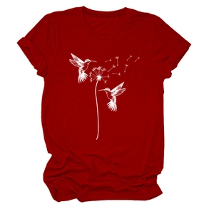 Detailansicht des weißen Kolibri- und Löwenzahndrucks auf weinrotem Rundhals-T-Shirt