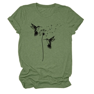 Detail eines armee-grünen T-Shirts mit Pusteblumen- und Kolibri-Grafikdruck