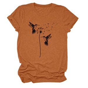 Detail des Kolibri- und Löwenzahndrucks auf einem lässigen orangefarbenen Baumwoll-T-Shirt