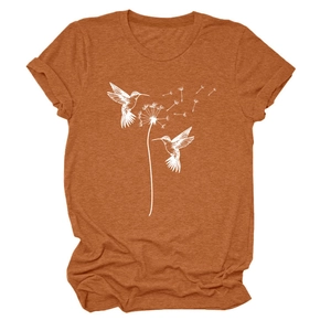 Detail eines rostroten T-Shirts mit Pusteblumen- und Vogel-Print auf Baumwollstoff