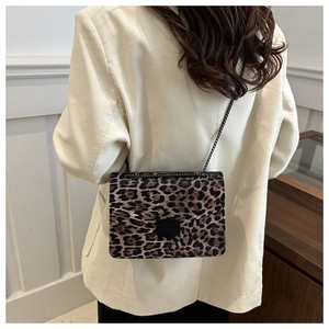 Détail du sac léopard avec bandoulière chaîne et fermoir métallique noir élégant