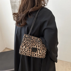 Sac bandoulière tendance à imprimé léopard avec chaîne en métal noir et rabat carré