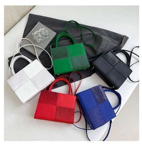 Vue à plat de sacs cabas montrant un motif à damier et une texture croco en cinq couleurs