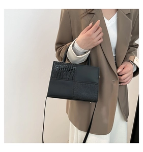 Détails du sac à bandoulière noir avec motif crocodile et design à poignée supérieure