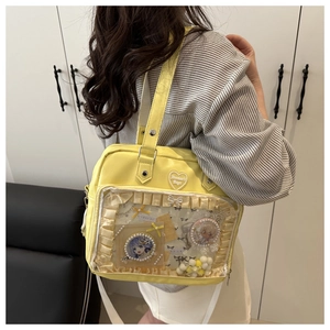 Détail du sac Ita jaune avec fenêtre PVC transparente et volants pour badges