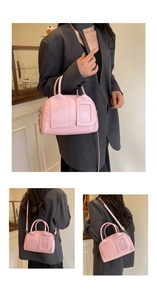 Détail du sac boston en similicuir rose avec fente pour carte et bandoulière ajustable