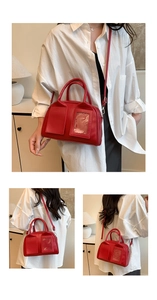 Détails du sac Boston rouge avec deux poches avant et une bandoulière réglable