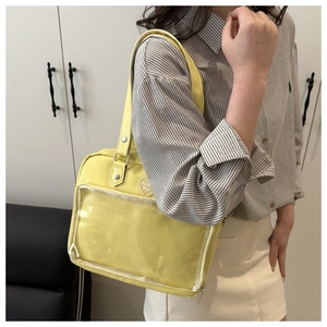 Gros plan du sac ita jaune en PU avec fenêtre PVC et étiquette Annie Bags en forme de cœur