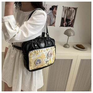Détail d'un sac Ita noir avec des froufrous jaunes et une fenêtre de vue transparente