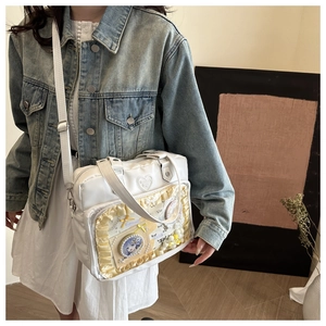 Vue latérale du sac Itabag blanc de style japonais avec fenêtre PVC et dentelle