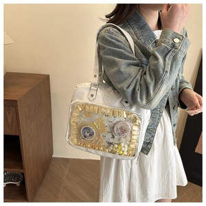 Détail d'un sac Ita blanc de style japonais avec fenêtre transparente et dentelle