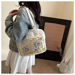 Détail du sac ita blanc ivoire avec fenêtre en PVC transparent et logo en forme de cœur
