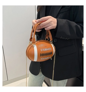 Dettaglio della borsa a forma di rugby in pelle PU marrone con strisce bianche e catena
