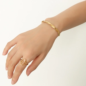 Set aus goldenem Ring mit Gesichtsdesign und Armreif mit 18 Karat Vergoldung