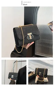 Détails d'un sac à bandoulière en paillettes noires avec chaîne dorée et fermoir rotatif