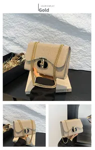 Détail macro du sac à paillettes dorées avec bandoulière chaîne et fermoir rotatif