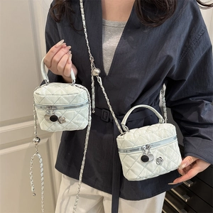 Sac seau matelassé vert menthe avec poignée supérieure et bandoulière chaîne