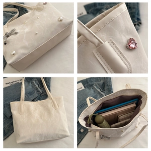 Vue détaillée du grand sac cabas blanc avec texture marbre, perles et nœud