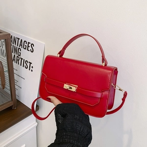 Sac à main trapèze en cuir rouge classique avec serrure dorée et poignée