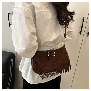 Vue détaillée du sac besace vintage marron avec franges et boucle métallique argentée