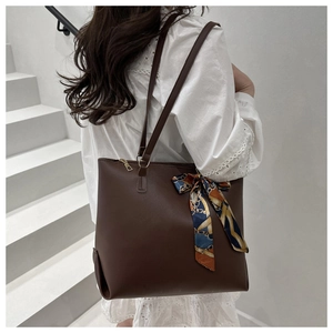 Détail du grand sac cabas marron foncé avec texture cuir lisse et foulard en soie décoratif