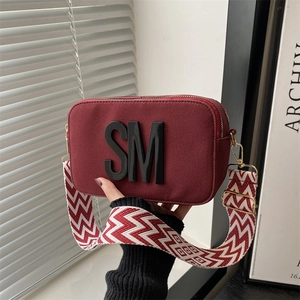 Sac Bandoulière Caméra Femme Mode Cuir PU Mat Avec Lettres Texturées Large Bandoulière Tissée Géométrique Fermeture Éclair