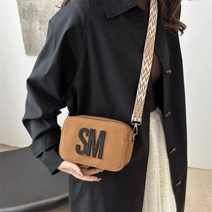 Sac bandoulière en daim marron avec logo SM et large bandoulière à motif géométrique