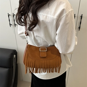 Sac bandoulière en daim marron avec franges et boucle argentée pour femme