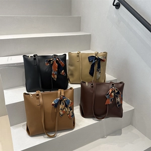 Sac Cabas Grande Capacité en Cuir PU pour Femmes Sac à Épaule Minimaliste Décontracté Avec Décoration de Foulard en Satin