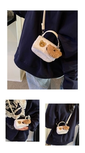 Trois vues du sac à bandoulière en peluche blanche avec broderie ours et breloque teddy
