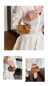 Gros plan du sac sherpa marron avec broderie ours en peluche et breloque 3D mignonne