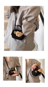 Vues détaillées d'un sac carré en peluche avec broderie d'ours et poignées supérieures