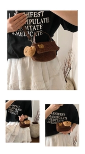 Détail d'un mini sac en peluche marron avec broderie ours et breloque assortie
